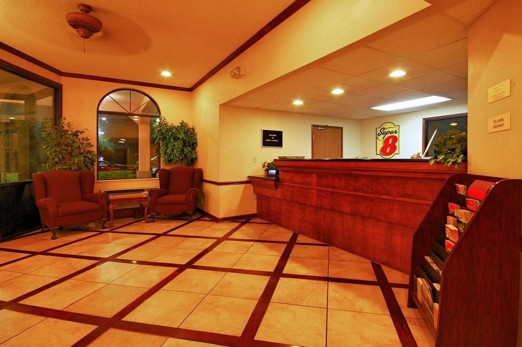 克林顿速8酒店 外观 照片